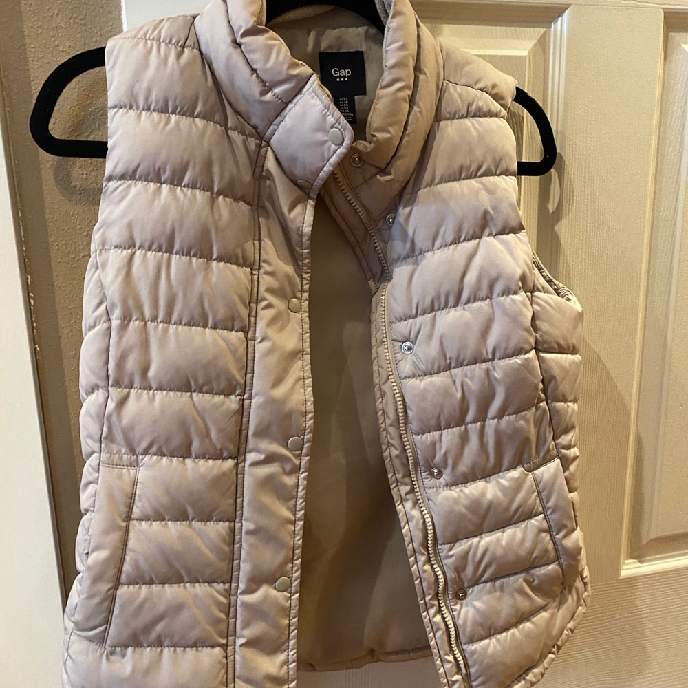 GAP Cream Colored Vest- Size XS- great condition. Inside Fleece material